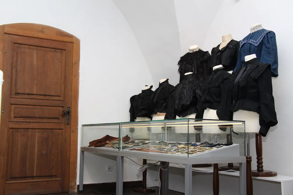 Prachatické muzeum vrací návštěvníky na přelom 19. a 20. století. Nová výstava se zaměřuje na jihočeskou secesní módu