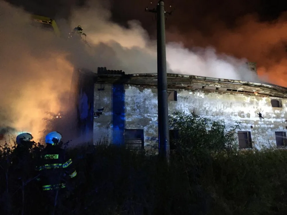 Rozsáhlý požár bývalého kravína. Škoda překročí milion korun, příčinu zjišťuje vyšetřovatel