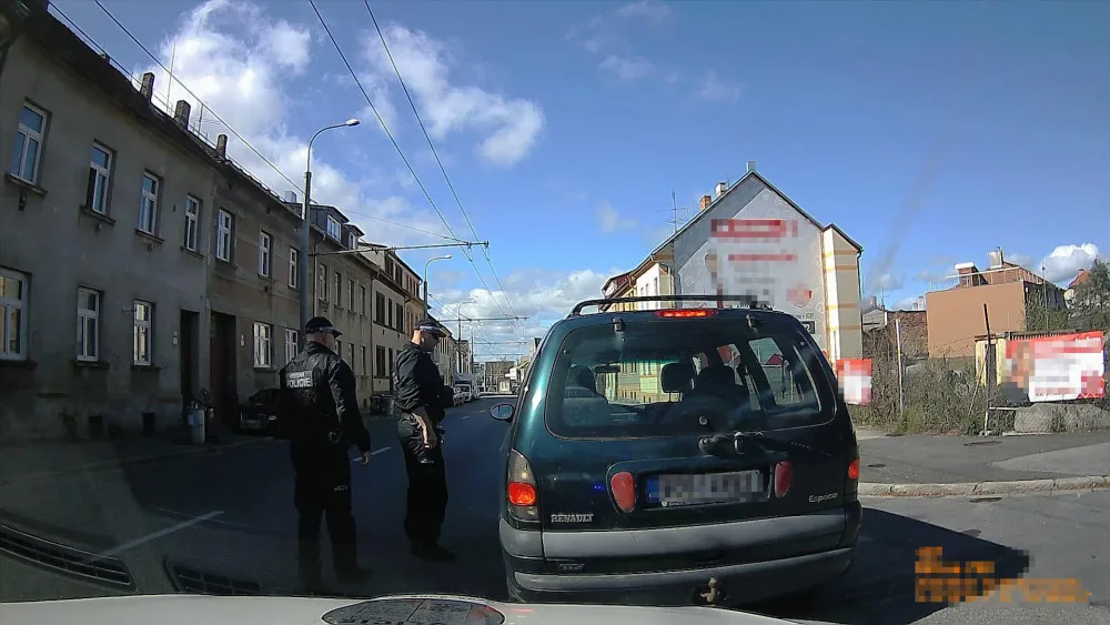 Silně opilý řidič křižoval svým autem ulice Budějc. Kličkováním upoutal pozornost strážníků