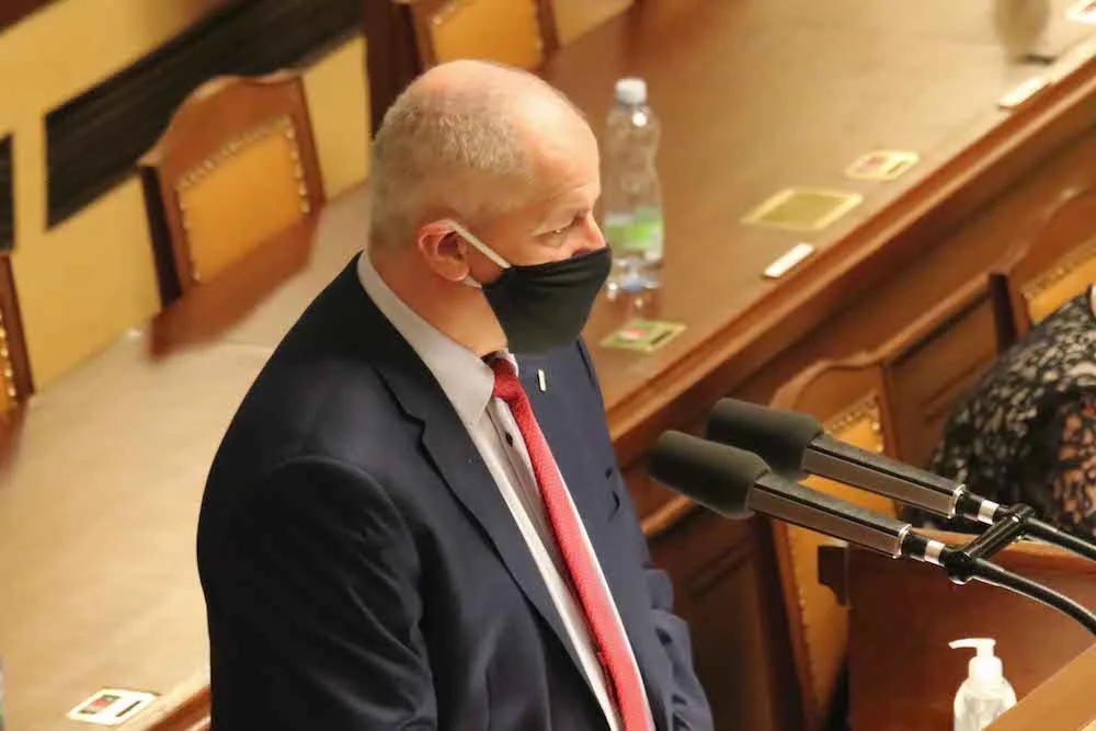 Vláda schválila nouzový stav. Omezení se dotknou škol, kultury i sportu