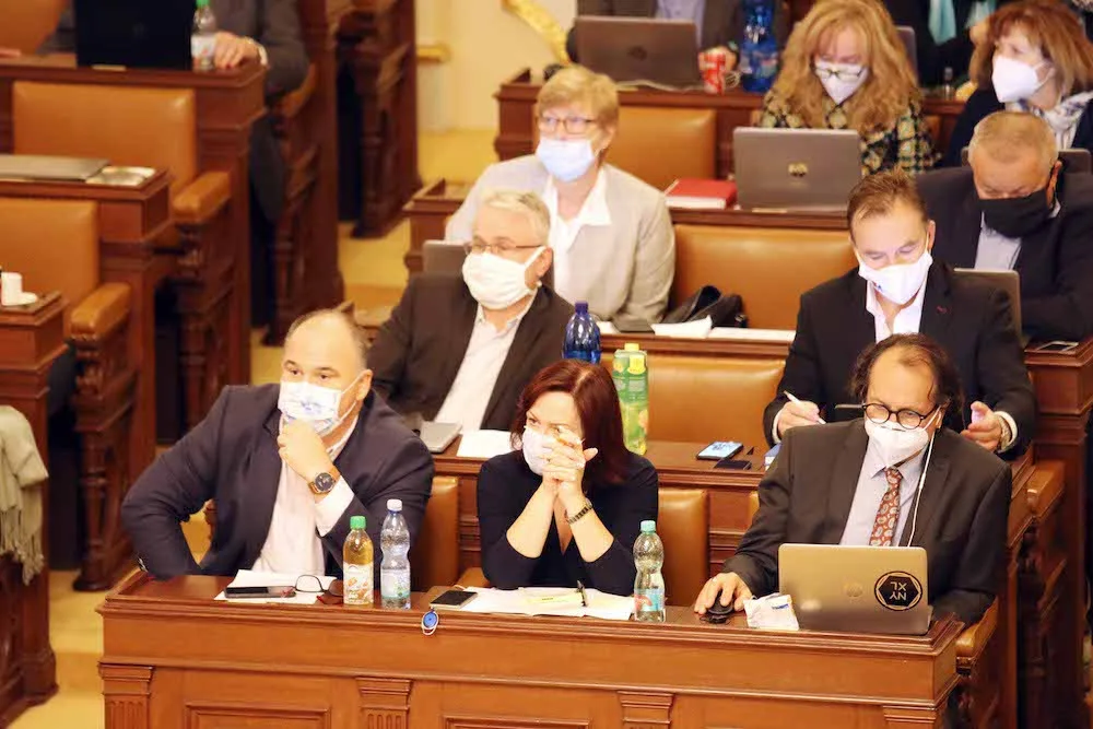 Vláda schválila nouzový stav. Omezení se dotknou škol, kultury i sportu
