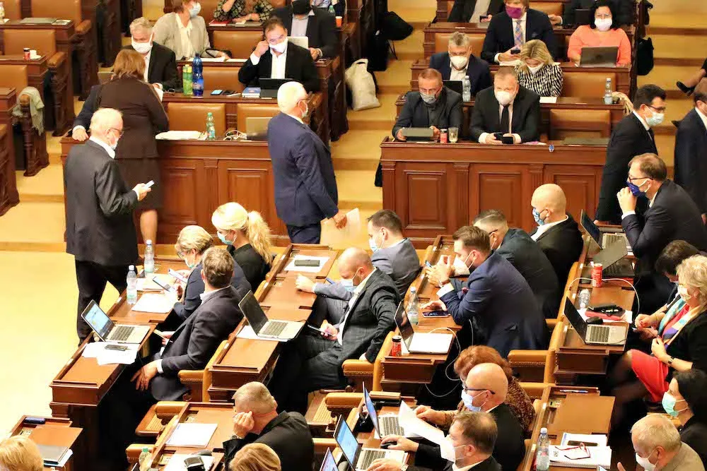 Vláda schválila nouzový stav. Omezení se dotknou škol, kultury i sportu
