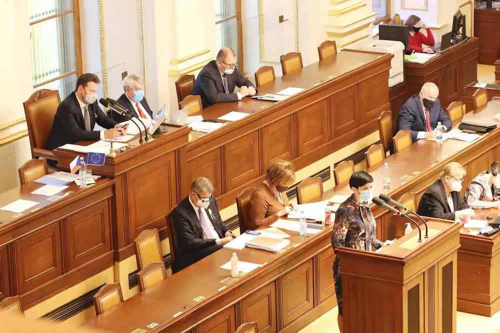 Vláda schválila nouzový stav. Omezení se dotknou škol, kultury i sportu