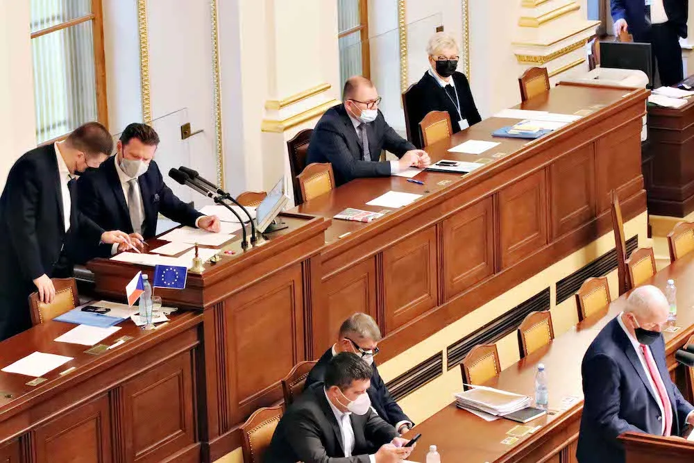 Vláda schválila nouzový stav. Omezení se dotknou škol, kultury i sportu