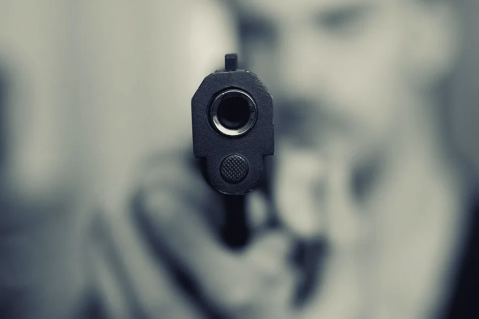 Šetři si na rakev, psal muž ženě. Později na ni najížděl autem a mířil zbraní