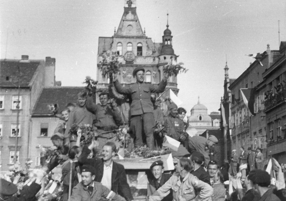 První vojáci Rudé armády na českobudějovickém náměstí v den osvobození -foto archiv Český rozhlas.