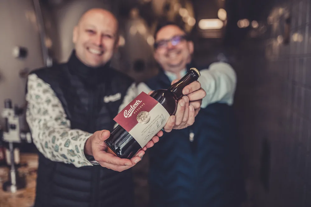 Budějovický Budvar slaví 125. výročí. Exkluzivní várku piva plnil do lahví také ředitel.