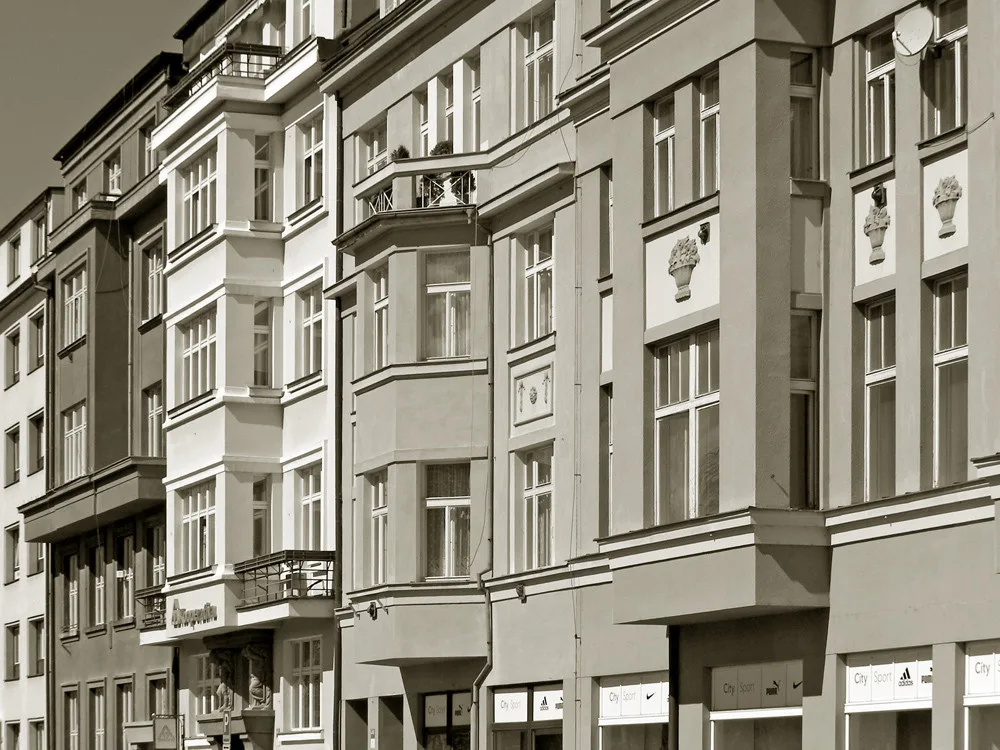 Blok domů s bývalou kavárnou Savoy z roku 1929.