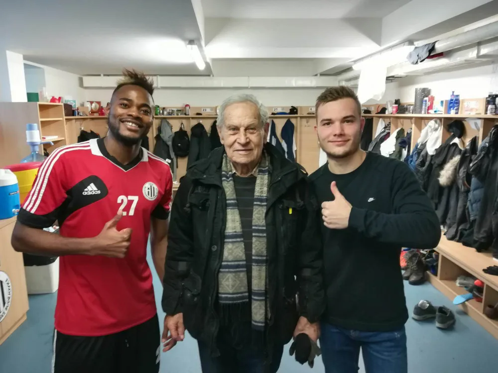 Miloslav Šerý (uprostřed) v kabině A-týmu spolu s Elvisem Mashikem Sukisou (vlevo) a Janem Vondrou.
