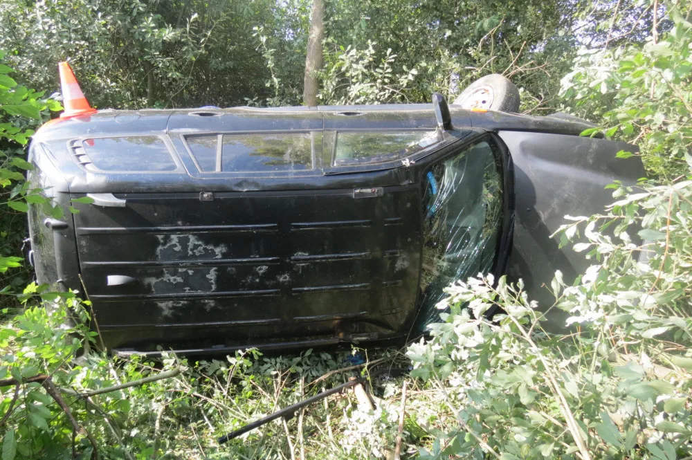 Opilý řidič otočil své SUV několikrát přes střechu, při tom vypadl na silnici.