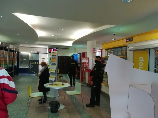 Policie kontroluje dodržování opatření. Postihy už budou přísnější