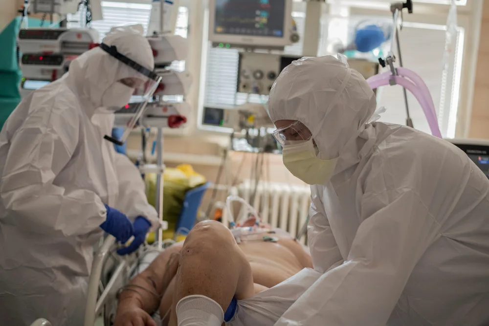 Nejoptimističtější scénáře mluví o naplnění kapacit nemocnic na konci října. Zařízení odkládají operace.