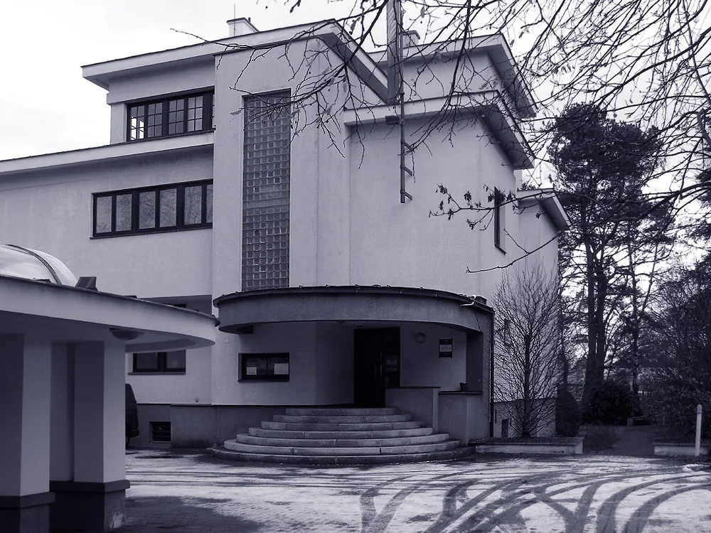 Zátkova vila ve stylu funkcionalismu u Dlohého mostu.
