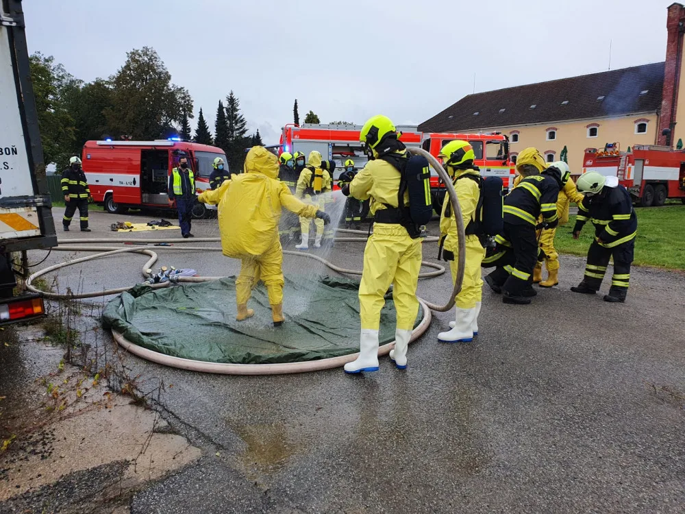 VIDEO: V třeboňském pivovaru unikal čpavek. Hasiči evakuovali 18 lidí