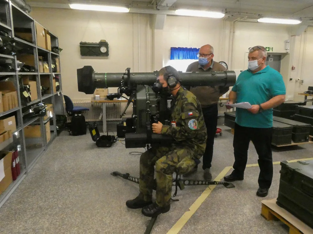 Přejímka zbraňových systémů probíhala ve výrobních prostorech společnosti Saab Dynamics AB.