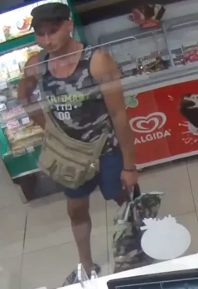 Zloděj ukradl z bytu trezor a platební kartu s pinem. Z ní vybral téměř 150 tisíc korun