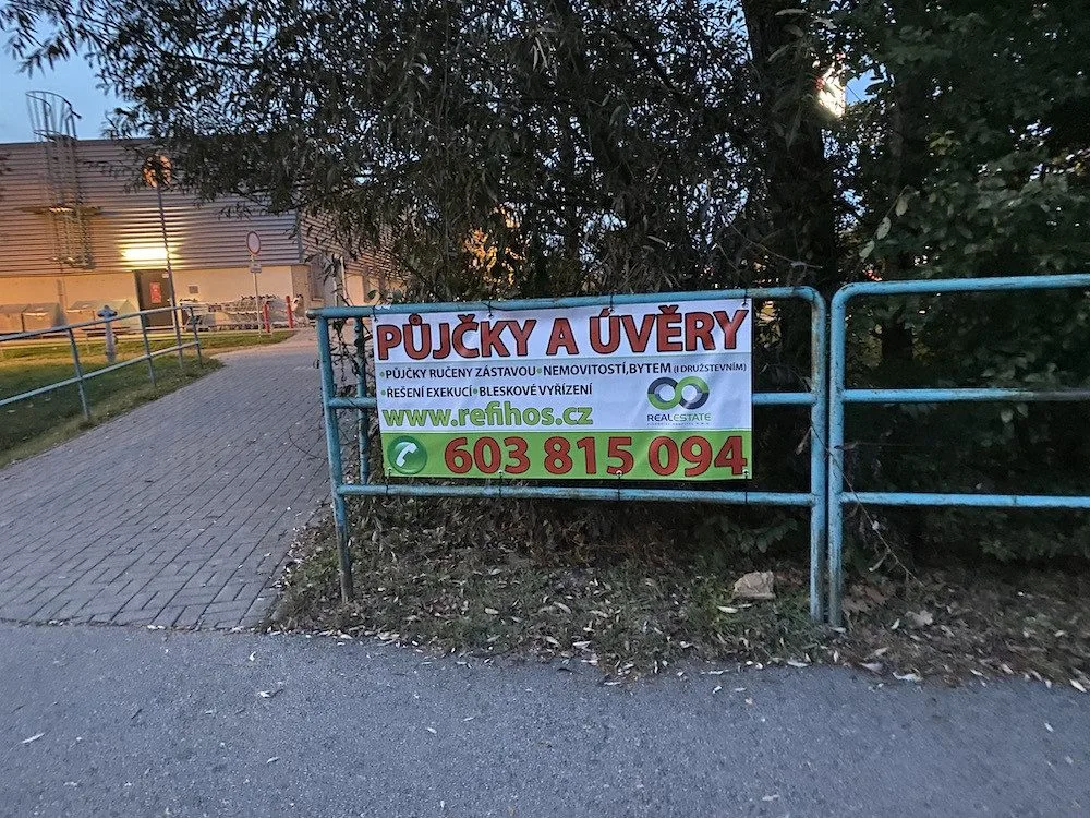 Nelegální reklamu nechalo město odstranit. Objevuje se ale na dalších místech