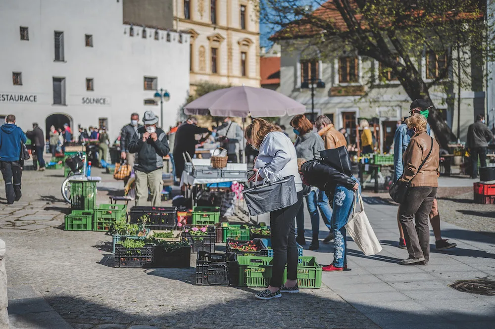 Trhy na Piaristickém náměstí město neruší. Lidé ale musí dodržovat opatření