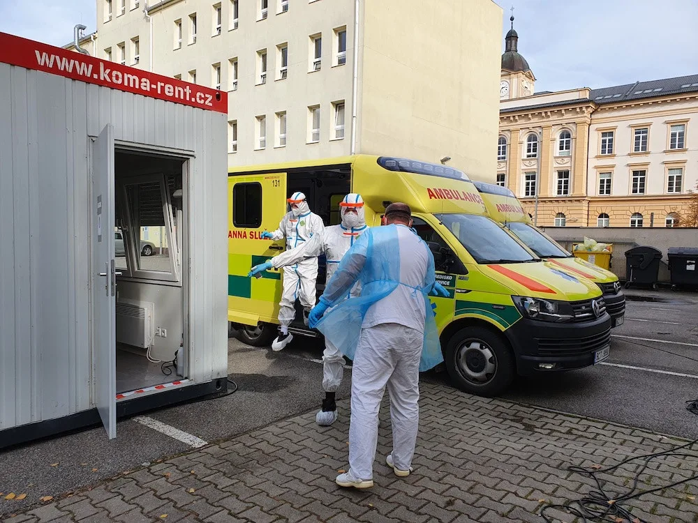 Na dispečinku záchranné služby je 50 procent zaměstnanců v karanténě