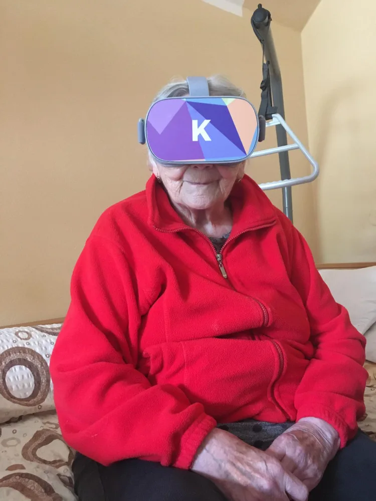 Klienti píseckého SeniorCentra cestují pomocí virtuálních brýlí
