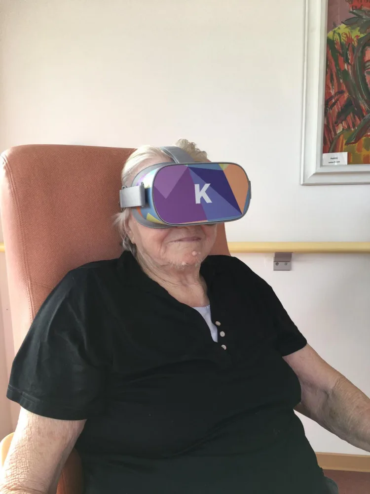 Klienti píseckého SeniorCentra cestují pomocí virtuálních brýlí