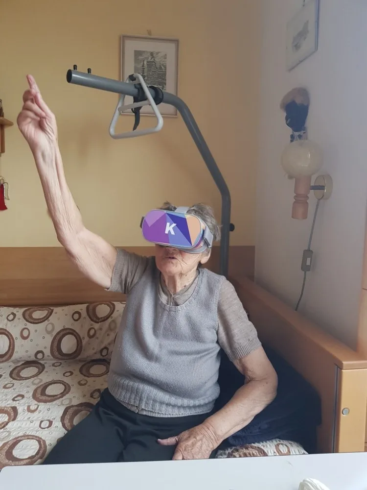 Klienti píseckého SeniorCentra cestují pomocí virtuálních brýlí