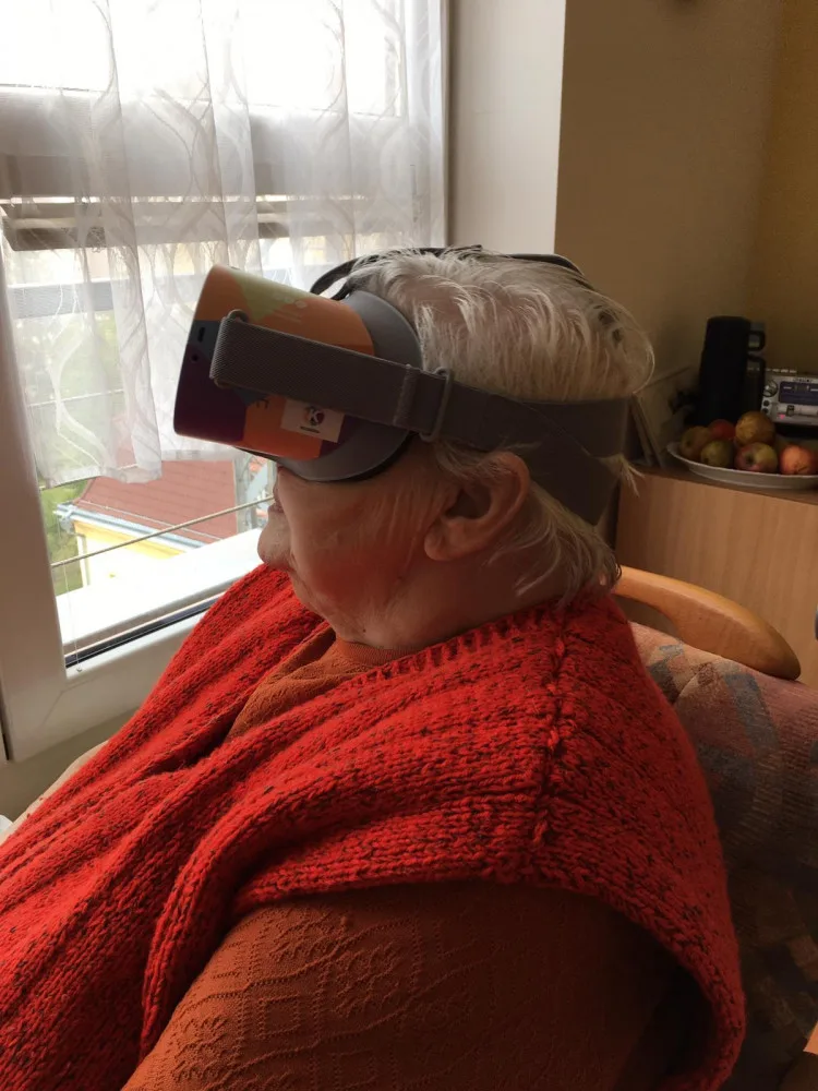 Klienti píseckého SeniorCentra cestují pomocí virtuálních brýlí
