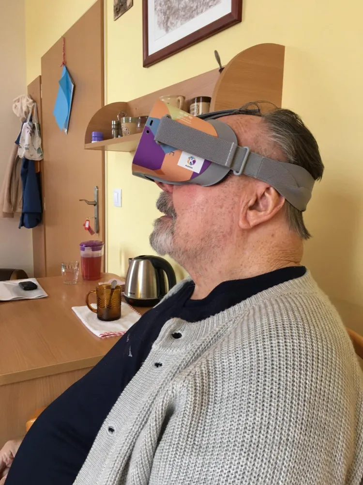 Klienti píseckého SeniorCentra cestují pomocí virtuálních brýlí