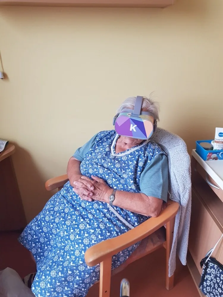 Klienti píseckého SeniorCentra cestují pomocí virtuálních brýlí