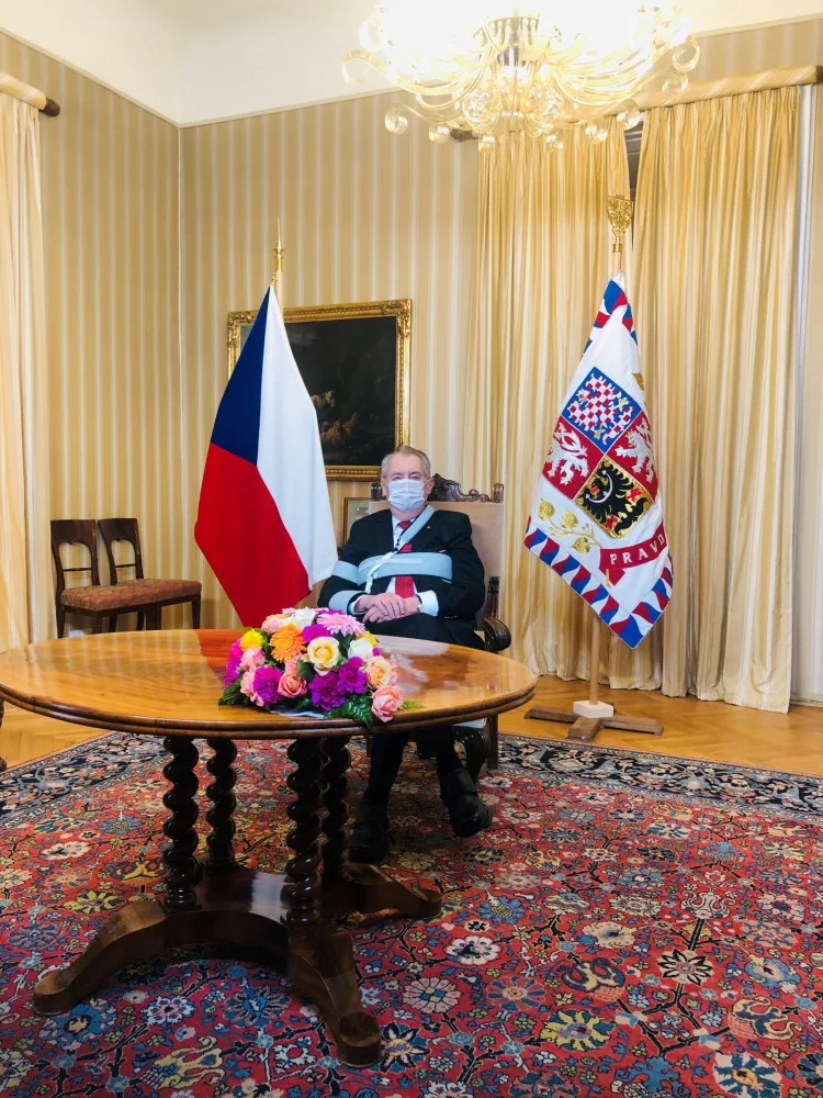Zeman se omluvil za zrušení oslav. V projevu si rýpnul do „haterů“