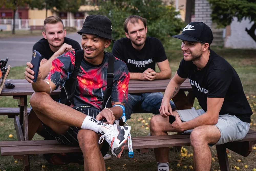Na longboardech projeli celé Česko. Získali téměř půl miliónu korun pro malého Milánka