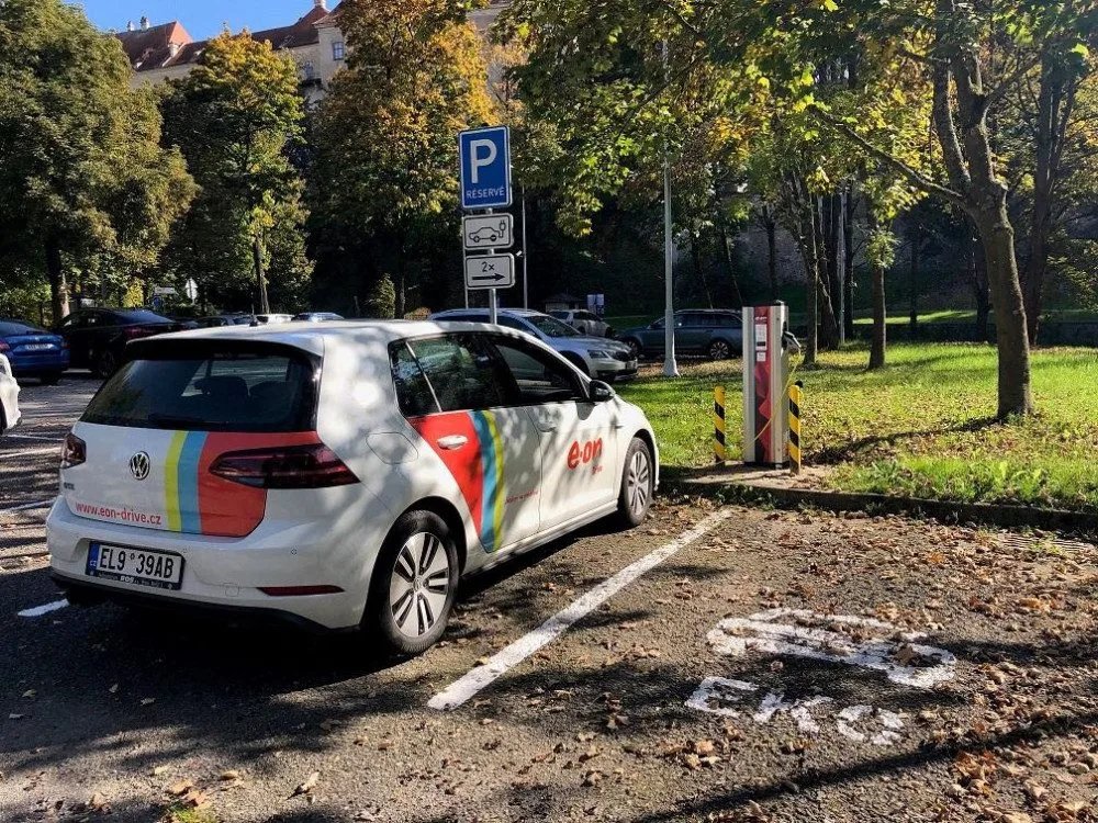 E.ON otevřel tři dobíjecí stanice v Českém Krumlově