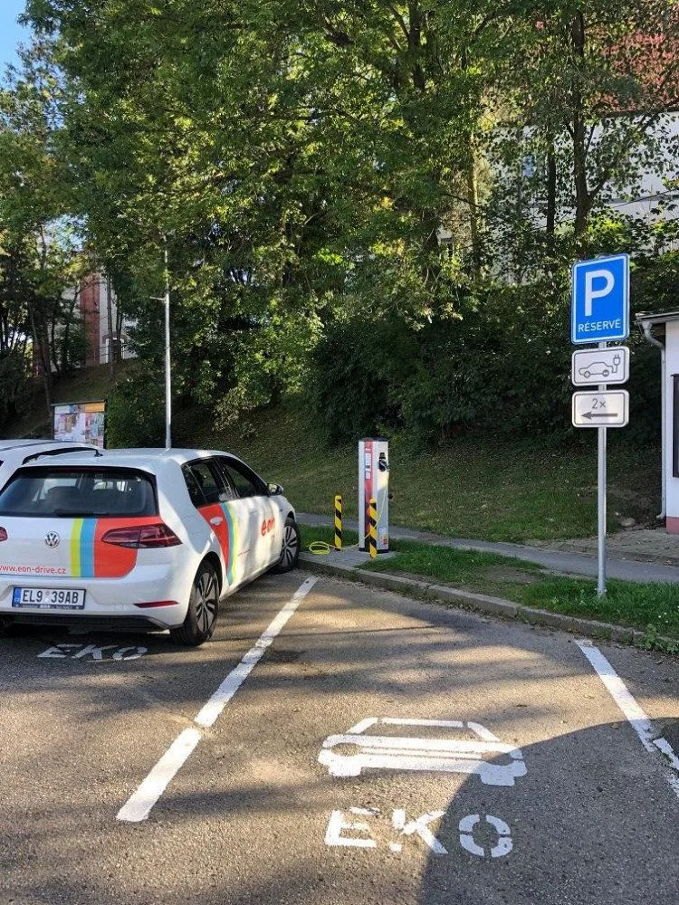 E.ON otevřel tři dobíjecí stanice v Českém Krumlově