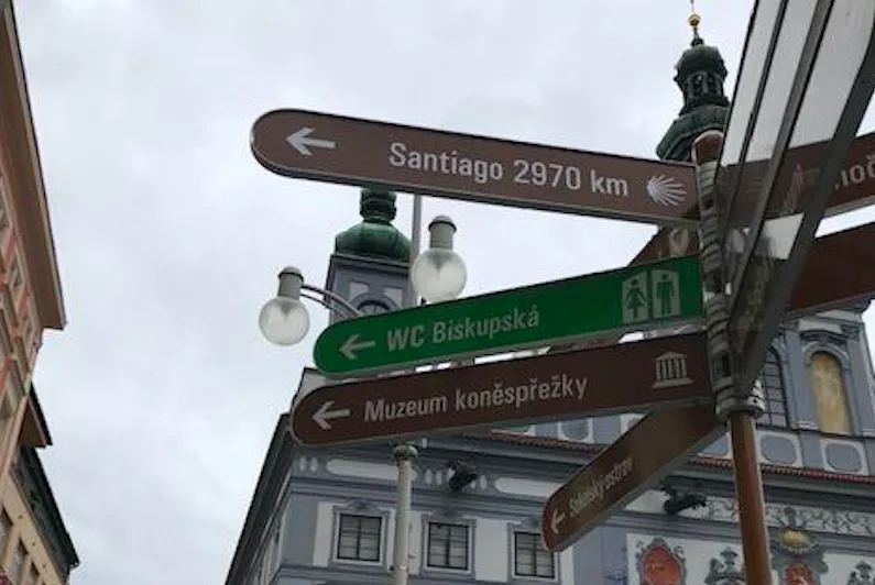 Budějovice jsou na trase Svatojakubské cesty. Poutníci to mají ke katedrále v Santiagu 2970 kilometrů.