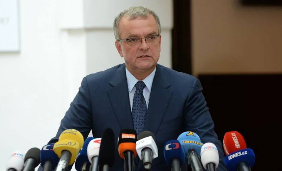 Reportéři nachytali Kalouska v hospodě. Pivo jsem pil v kapitule a doufám, že za to dostanu Řád bílého lva, hájí se