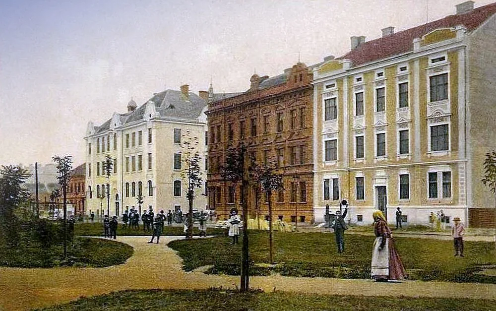 Hudení škola z roku 1908 na rohu Otakarovy a Skuherského, v popředí Palackého náměstí.