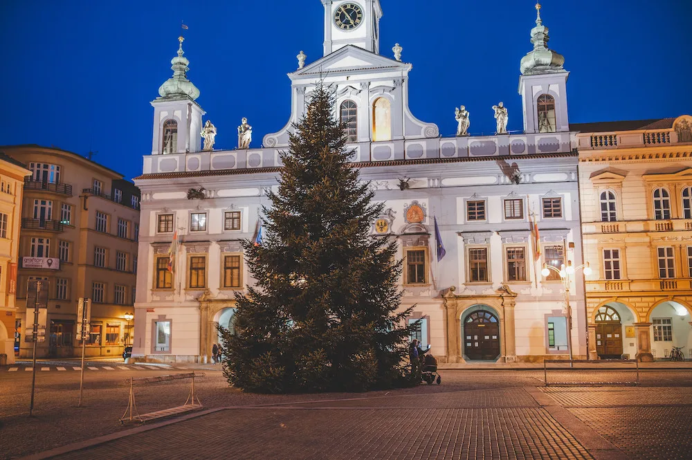 Na náměstí stojí vánoční strom. Slavnostní rozsvícení proběhne letos online