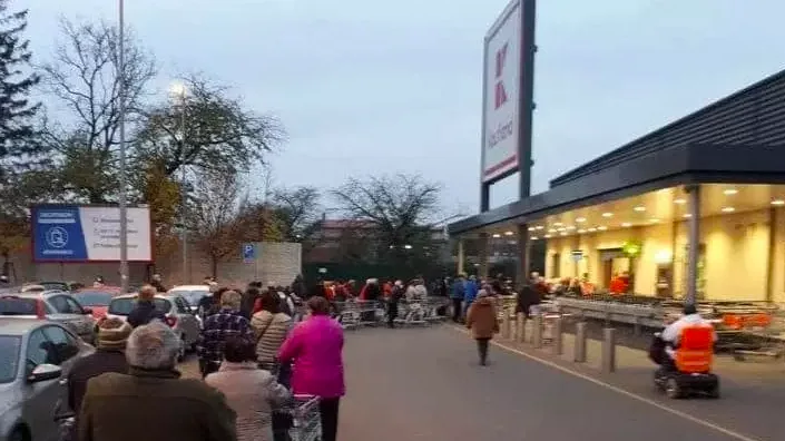 Fronta před otrokovickým Kauflandem.
