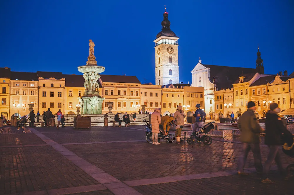 Prodeji punčů na náměstí nevadí ani opatření. Davy lidí u stánků musí řešit policie