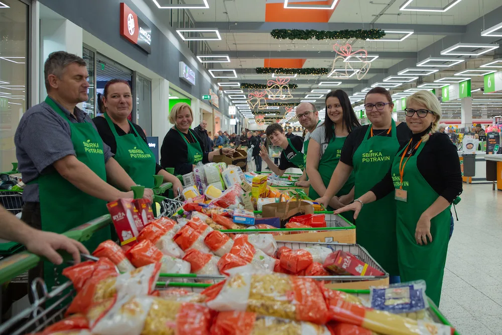 Lidé letos přispěli do sbírky potravin rekordním množstvím zboží. Vybralo se přes 400 tun