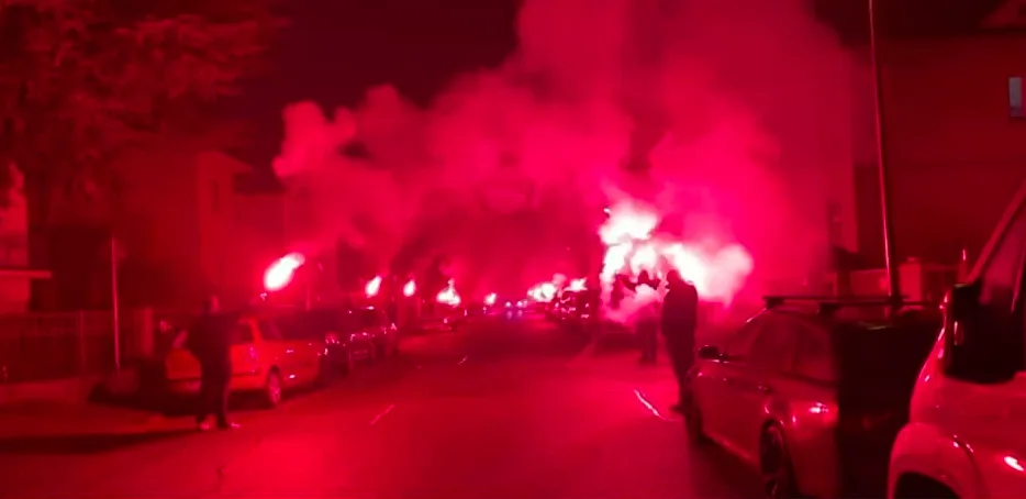 Fanoušci Dynama vítali hráče světlicemi. Sledování utkání zpoza stadionu se neobešlo bez příjezdu polici.