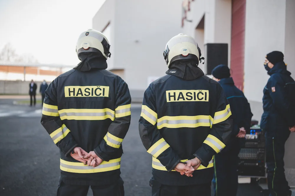 Techniku mohou hasiči konečně ukrýt v nových garážích. Stavba vyšla na 83 milionů