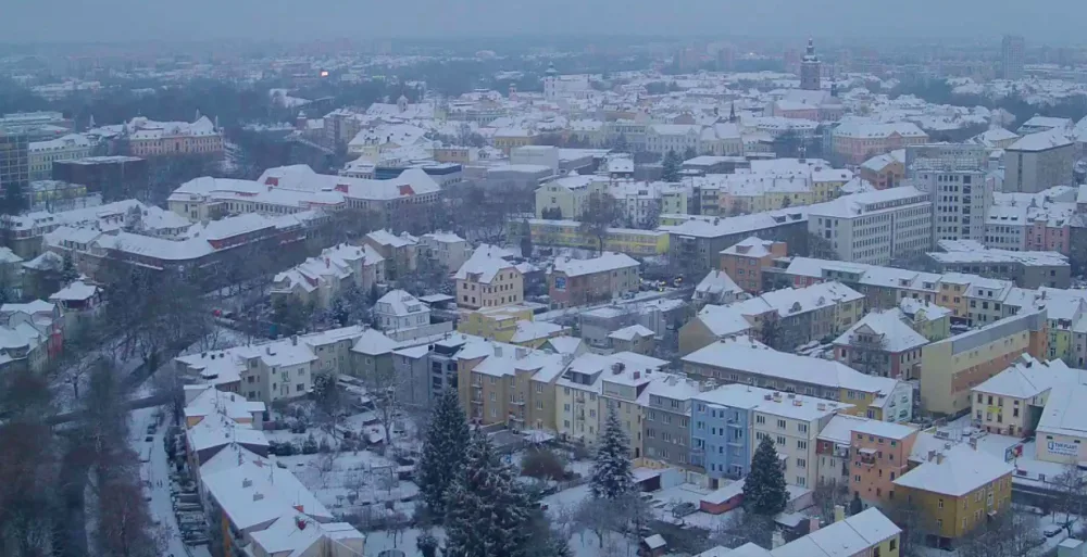 Dopravu na jihočeských silnicích někde komplikuje sníh.