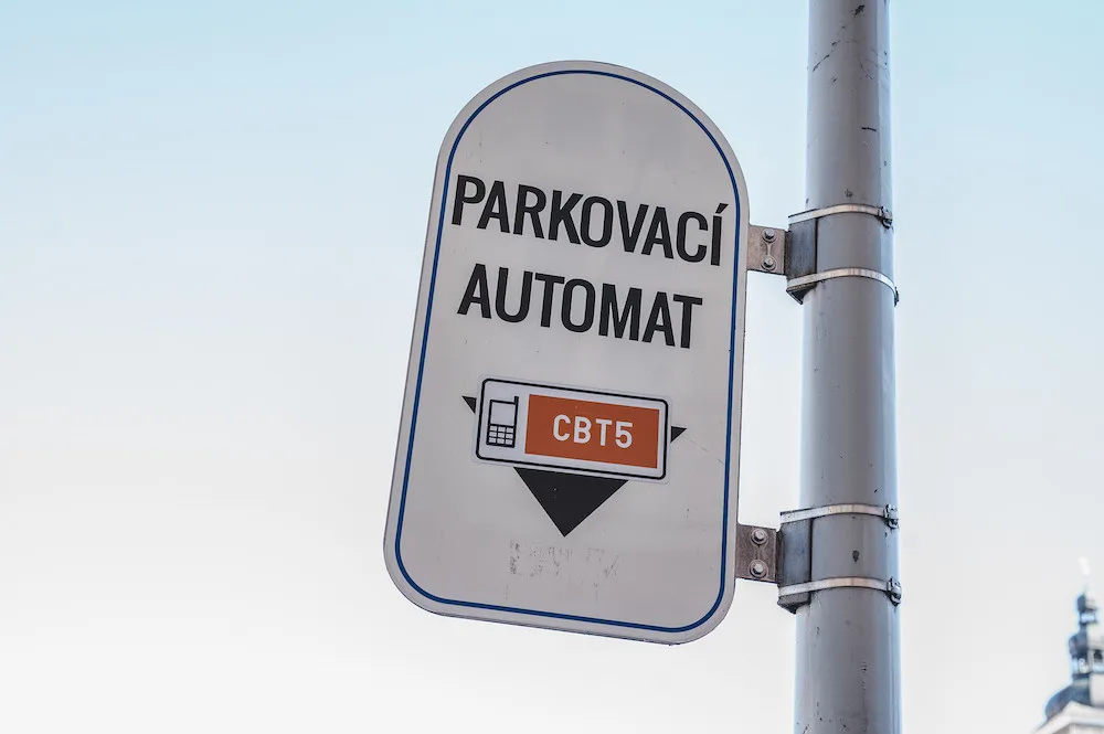 Na Dlouhé louce už se zase platí parkovné. Město získalo část pozemku od státu