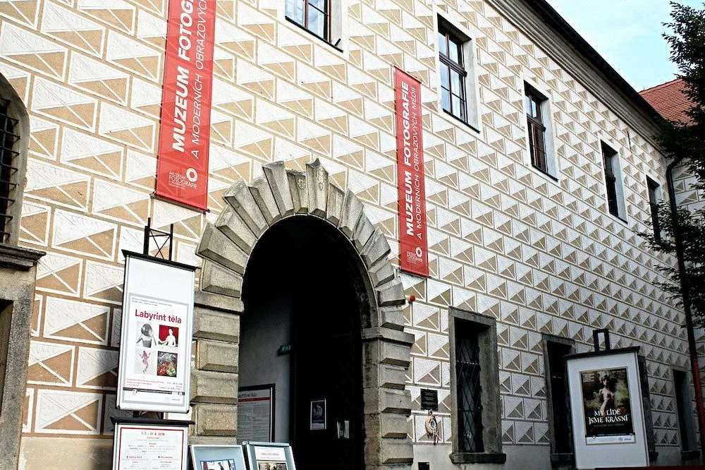 Muzeum fotografie a moderních obrazových médií a Dům gobelínů, kulturních tradic a řemesel v Jindřichově Hradci znovu otevřely své brány veřejnosti