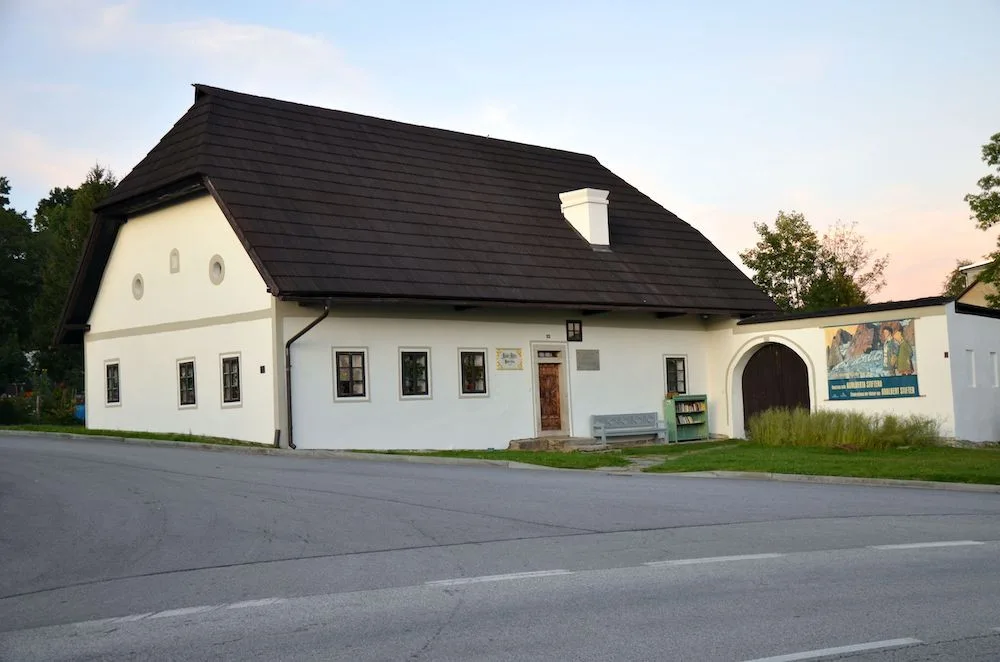 Kdo se vydá po stopách „básníka Šumavy“, může začít přímo tam, kde se narodil