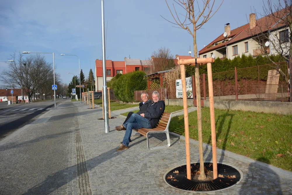 Z centrálního parkoviště pohodlněji a ve stínu. Hluboká opravila jednu z hlavních tras