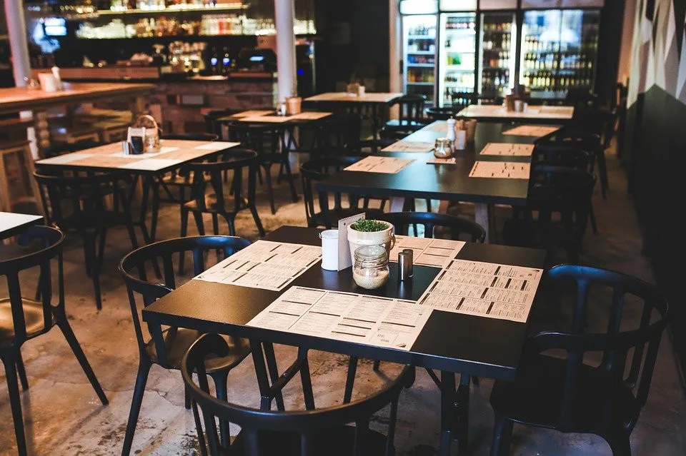 Půlroční čekání na kompenzace i krach menších podniků. Restaurace zažívají krušné časy