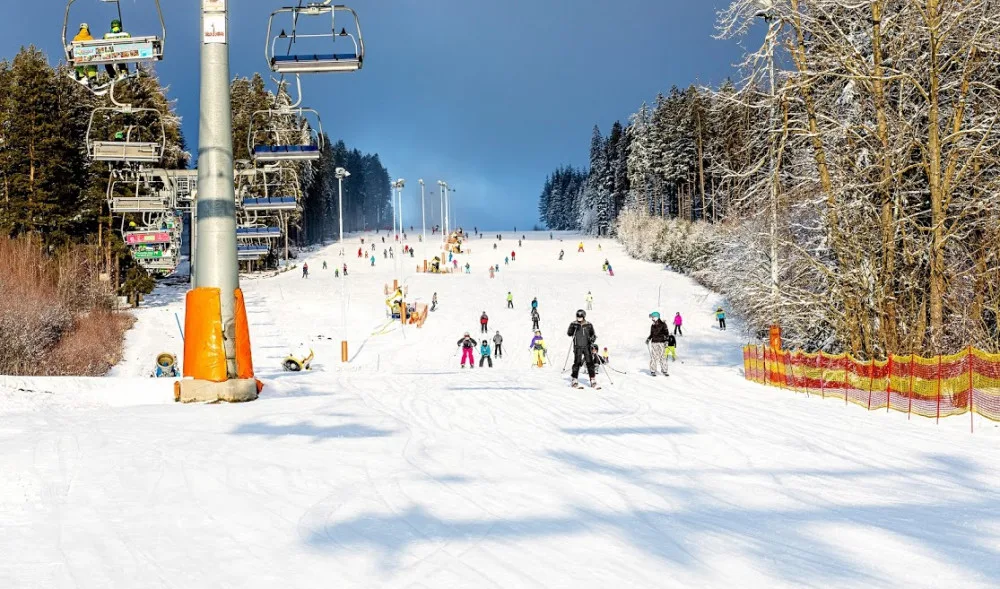 Skiareál Lipno zahájil sezonu. V provozu je přes pět kilometrů tratí