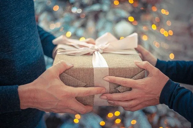 Co s nevhodnými dárky? Vrátit, vyměnit nebo prodat